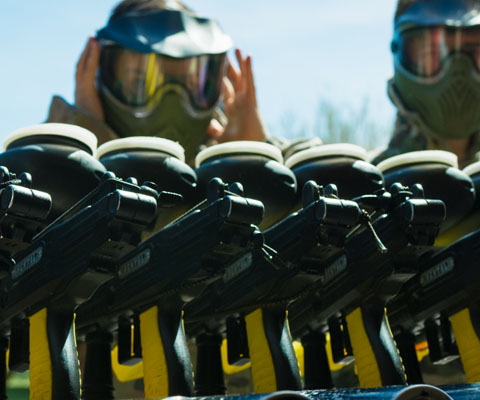 Joueur se préparant, essai du masque et prise du fusil.
