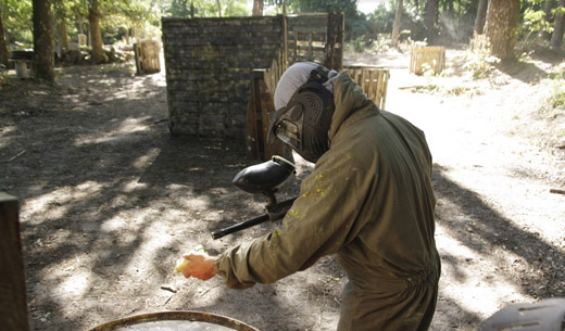 Joueur de paintball dans le centre de paintball family à  Bordeaux