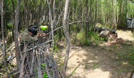 Duel de Paintball sur le parcours de Paintball family à  Cogolin dans le Golf de Saint Tropez