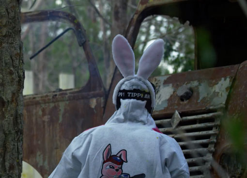 Futur marié déguisé en lapin pour un enterrement de vie de célibataire au paintball