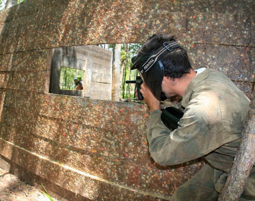 Joueurs face à  face, duel au paintball du golf de Saint-Tropez