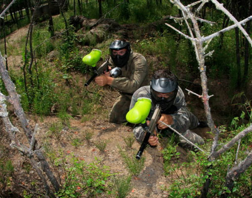Deux paintballer derrière une bute de terre sur le parcours de jeu Jungle Fever.