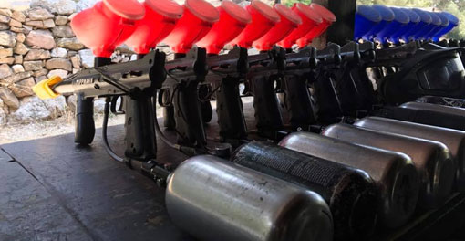 Lanceurs de Paintball avec bouteille et loader de couleurs différentes aligné les uns les autres
