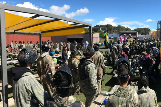 Groupe en sortie de comité d'entreprise sur un terrain de paintball.