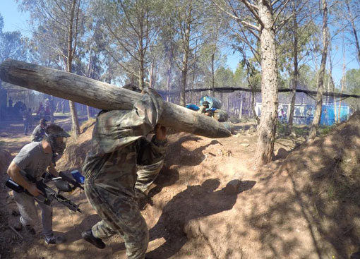 Salarié en plein travail d'équipe au Paintball pour une sortie d'entreprise