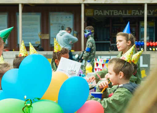 Enfants en plein goà»ter d'anniversaire au paintball