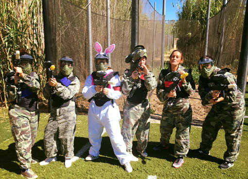 Groupe de fille en lapin célébrant un enterrement de vie de célibataire  dans le Var