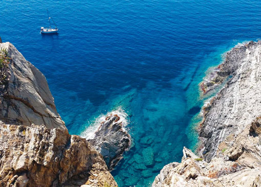 Bateau dans une crique de l'ile du levant face à  Hyères