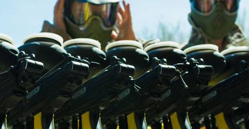 Joueurs se préparant pour une partie non loin de Les Cabanes du Gapeau