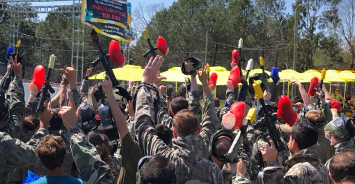 Groupe de joueurs fusils en l'air célébrant la victoire