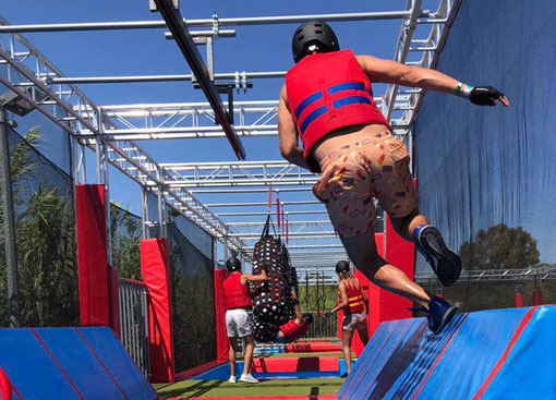 Gros plan sur le gâteau d'anniversaire et ses bougies au paintball