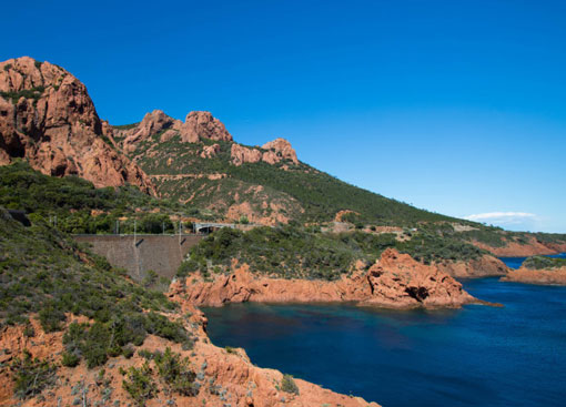 Photo des rochers rouge du massif de L'Esterel sous un ciel bleu azur