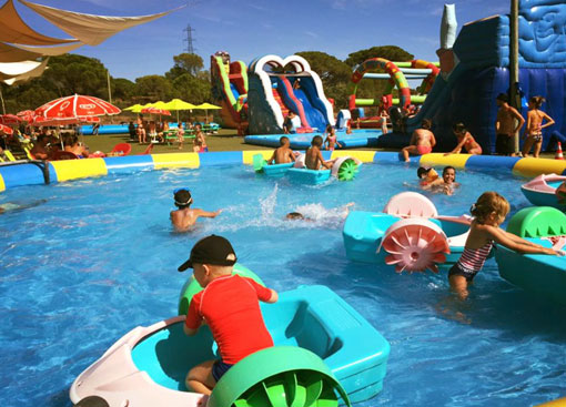 Parc de jeu pour enfants avec piscine et câteaux gonflables
