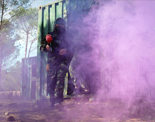 Joueuse sur le parcours Drop Zone qui sort d'un fumigène