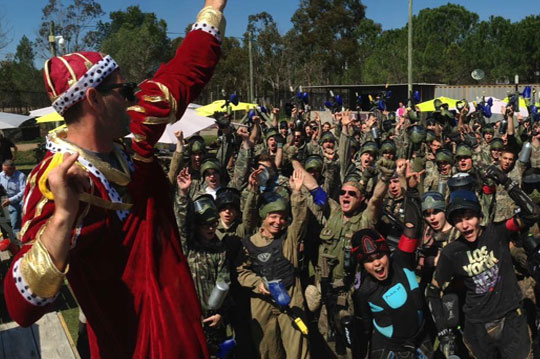 Le roi paintball devant une foule de joueurs prêt pour de nombreuses activités