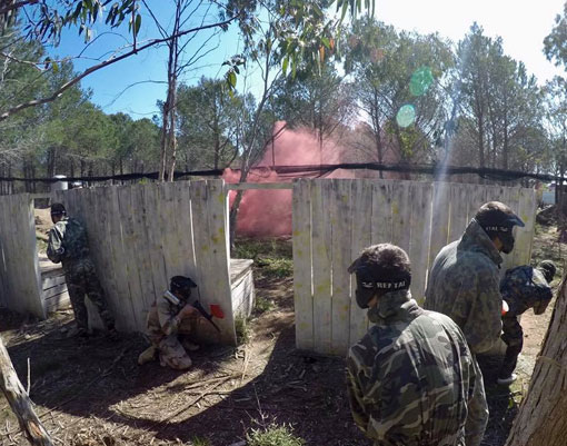 Groupe de joueurs en pleine partie de paintball à  Fréjus