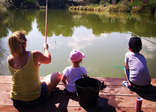 Mère avec enfants pratiquant la pêche près de Sanary