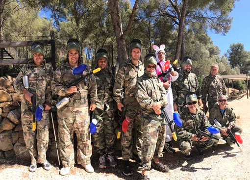 Groupe de evg-evjf avec futur marié pour enterrement de célibataire