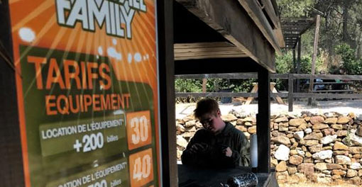 Panneau des tarifs et des prix pour faire du Paintball